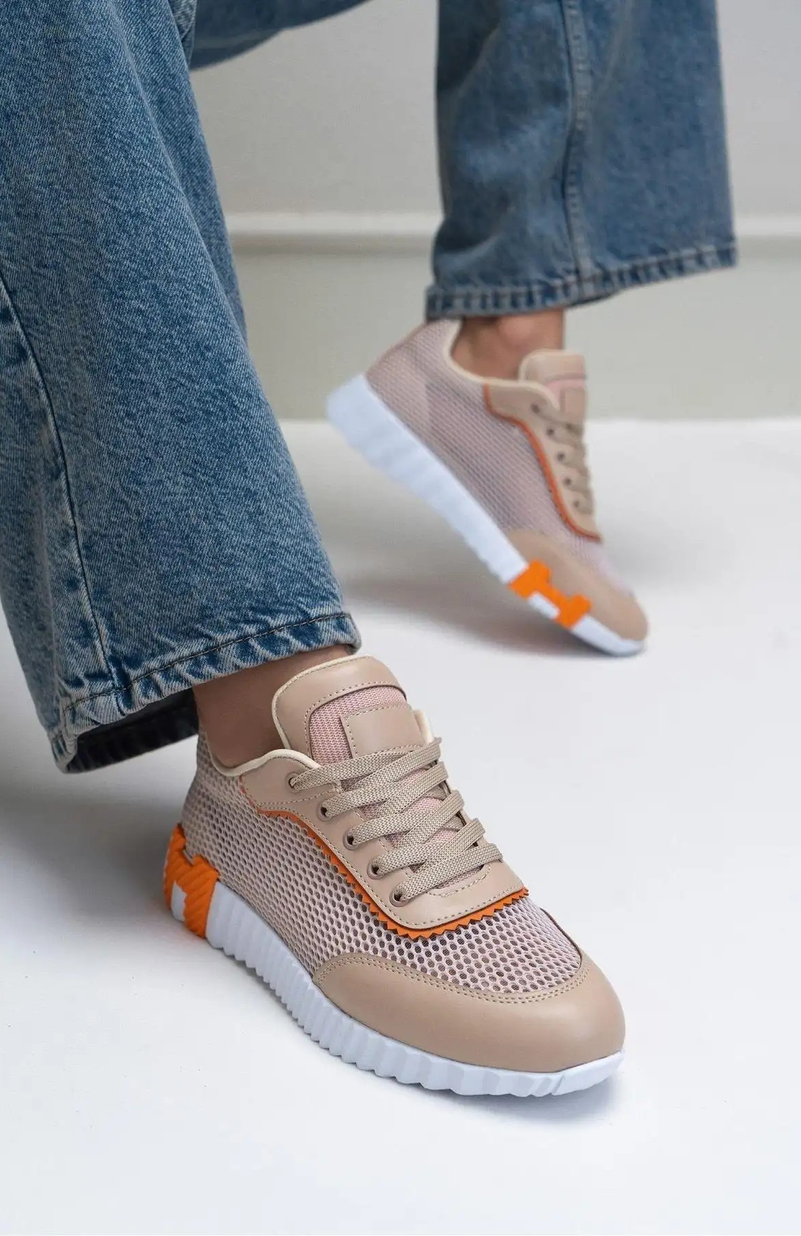 Sneakers casual che uniscono comfort e stile, pensate per accompagnare i nostri passi nella vita quotidiana